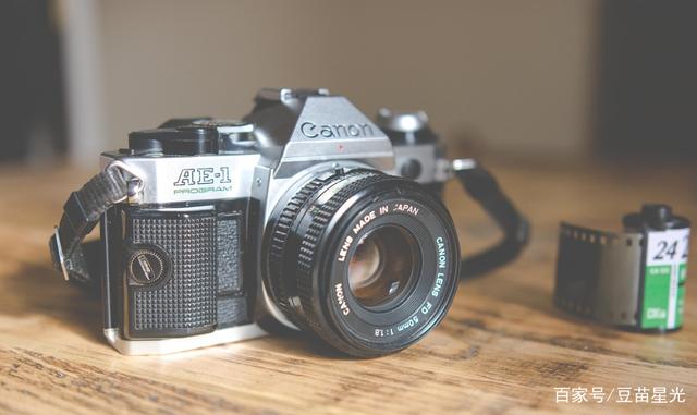 阿兰亮相深港澳车展 精致西装宛若“干练女强人”‘太阳成tyc7111cc官网’(图2) tyc7111cc太阳成集团